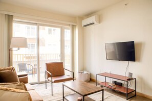 Smart TV, books, stereo