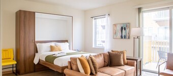 Walker`s Point Studio with Gym and Balcony