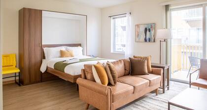 Walker`s Point Studio with Gym and Balcony