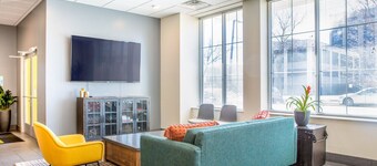 Modern Walker`s Point Studio with Gym and Balcony