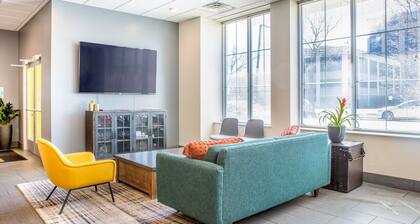 Modern Walker`s Point Studio with Gym and Balcony