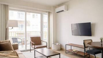 Smart TV, books, stereo