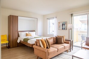 Iron/ironing board, free WiFi, bed sheets - Walker`s Point Studio with Gym and Balcony (Milwaukee)