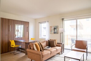 Smart TV, books, stereo