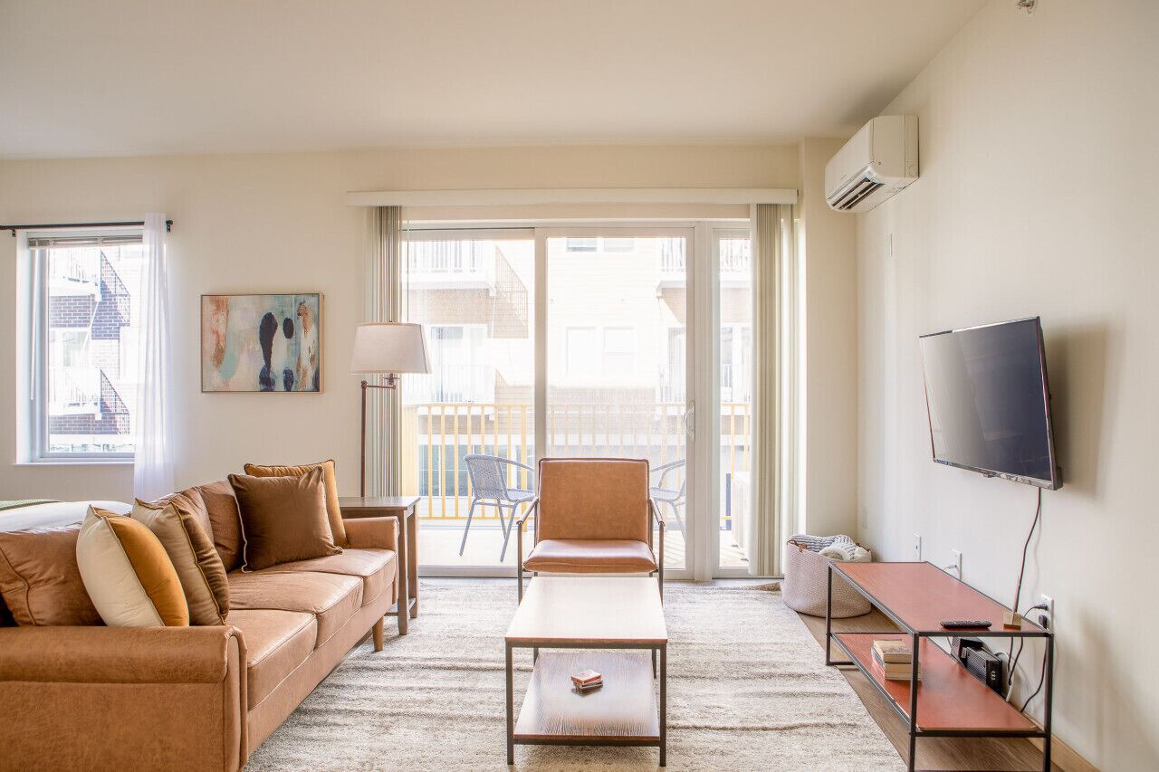 Smart-TV, bøker og stereoanlegg