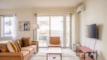 Smart-TV, bøker og stereoanlegg