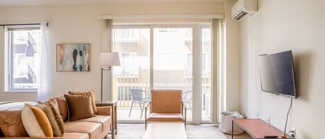 Smart TV, libros, estéreo