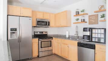 Refrigerador, microondas, horno y parrilla de estufa