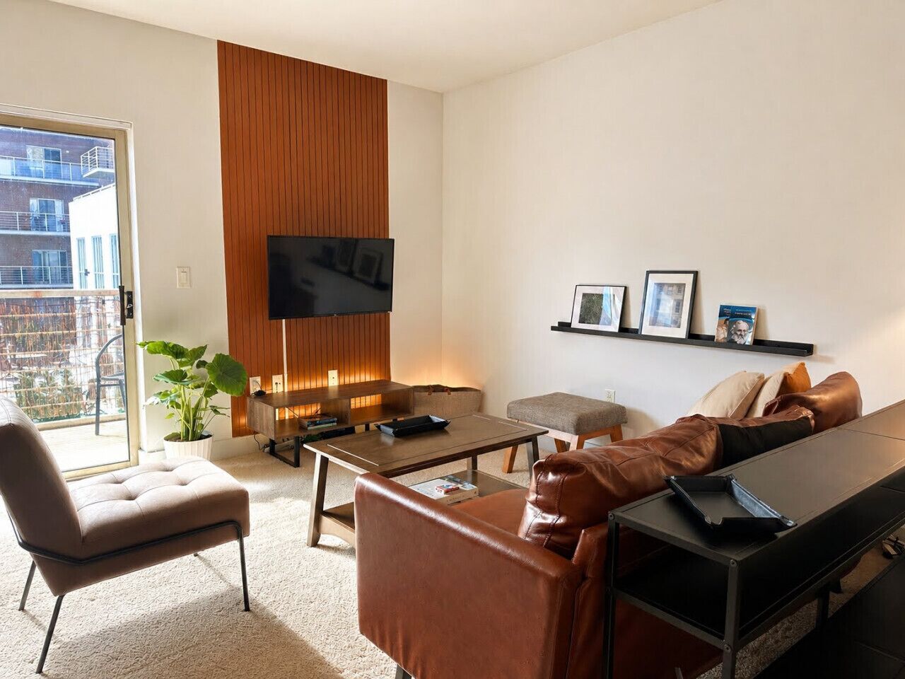 Smart TV, libros y estéreo 