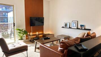 Smart TV, libros y estéreo