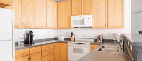 Réfrigérateur, micro-ondes, four, plaque de cuisson