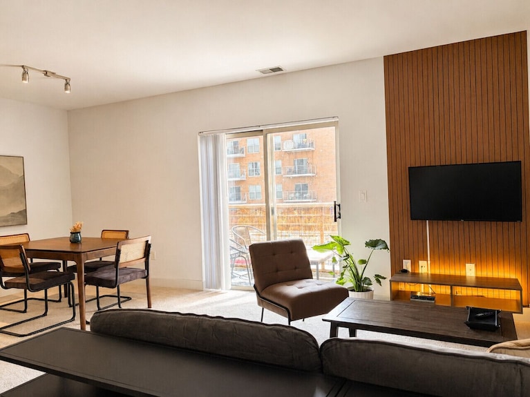 Third Ward Apt Near Summerfest With Gym And Balcony | Sleeps 4 - Milwaukee