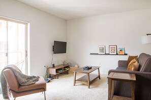 Smart-TV, Bücher, Stereoanlage