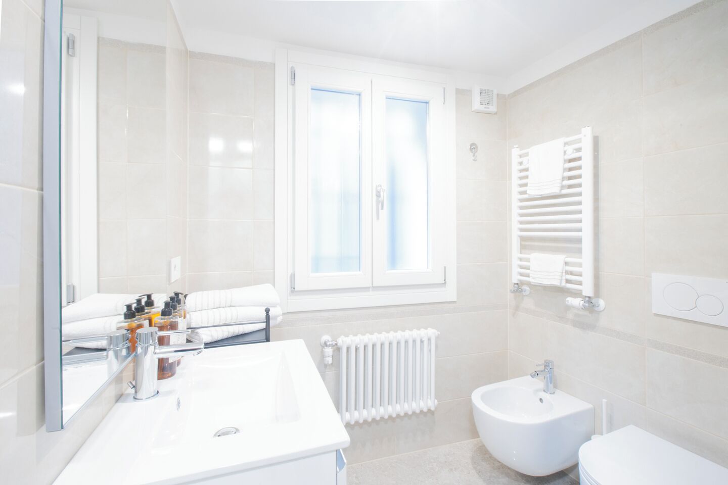 Standaard appartement | Badkamer | Een douche, handdoeken