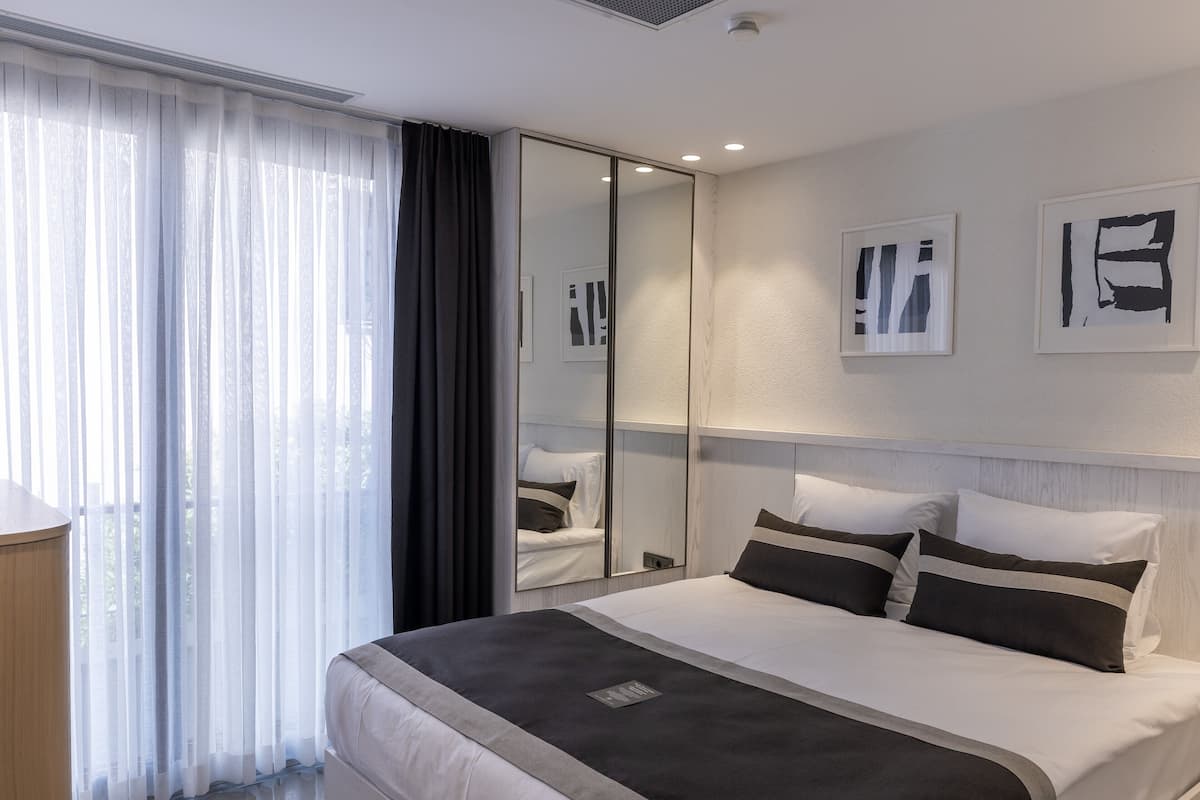 Roupas de cama premium, cortinas blackout, quartos à prova de som