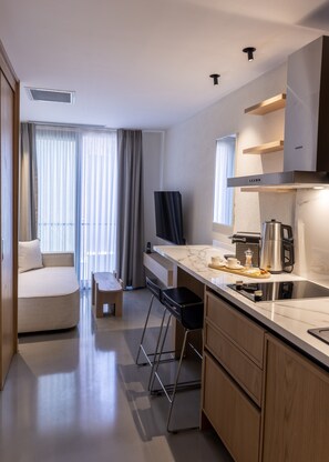 Leilighet – standard | Eget kjøkken | Kjøleskap, mikrobølgeovn, oppvaskmaskin og vannkoker