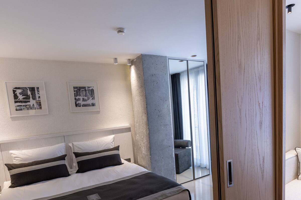 Roupas de cama premium, cortinas blackout, quartos à prova de som