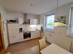 Jääkaappi, mikroaaltouuni, uuni, liesi