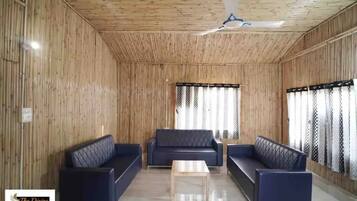 智能电视、乒乓球、书、立体声音响