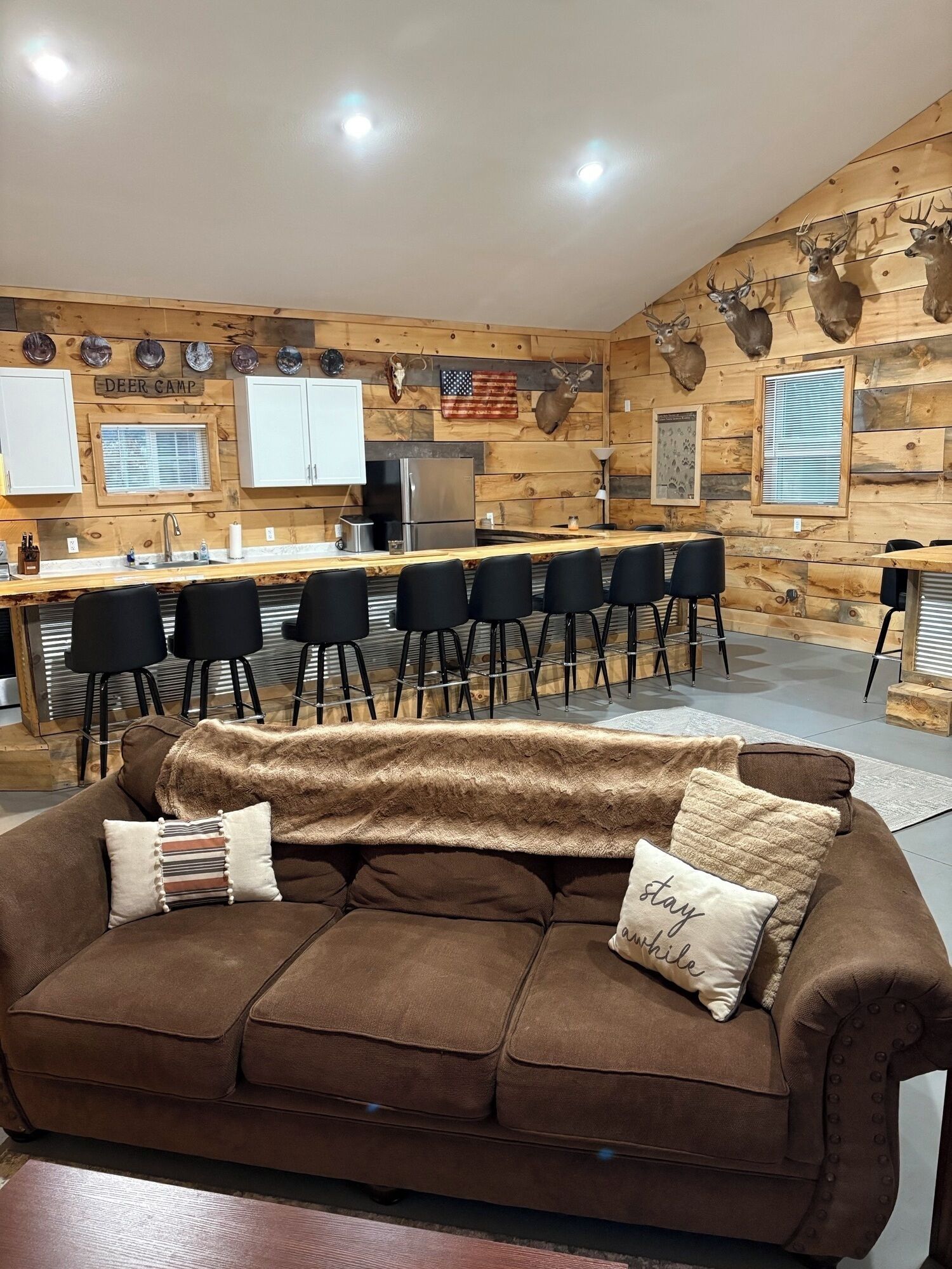 Smart-TV, Kamin, Videospiele, Bücher