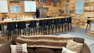 Smart-TV, Kamin, Videospiele, Bücher