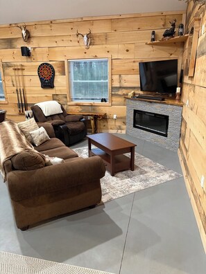 Smart TV, fireplace, video games, books - Large cabin with ATV/UTV trail access. (Augusta)