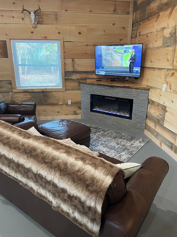 Smart TV, fireplace, video games, books - Large cabin with ATV/UTV trail access. (Augusta)