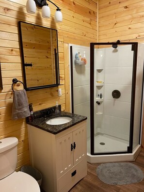 تجهيزات دش، مراحيض شطف، مناشف، صابون