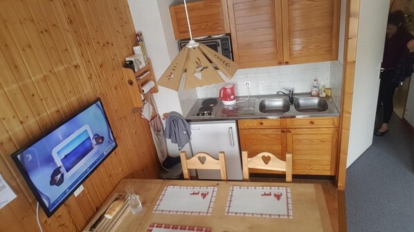 Fridge, microwave, oven, coffee/tea maker