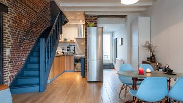 Apartamento, várias camas, cozinha, vista para a cidade | Área de estar