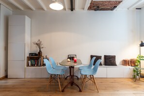 Apartment, Mehrere Betten, Küche, Stadtblick | Wohnbereich
