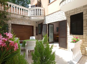 Outdoor dining - Holiday apartment with air conditioning (Banjole)
