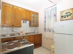 Oven, stovetop, cookware/dishes/utensils - Holiday apartment with air conditioning (Banjole)