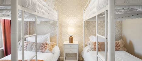 5 Schlafzimmer, Schreibtisch, Bügeleisen/Bügelbrett, kostenloses WLAN