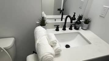 Articles de toilette écologiques, sèche-cheveux, serviettes fournies
