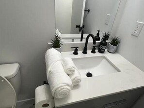 Amenidades de baño ecológicas, secadora de cabello, toallas, jabón