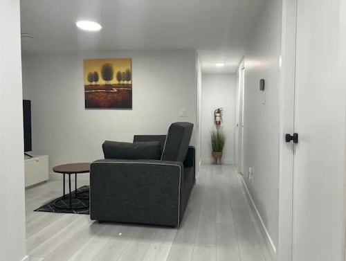Urbane Haven: Entire Basement Suite