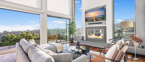 Smart TV, fireplace