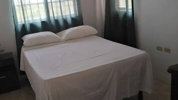 2 habitaciones, escritorio, tabla de planchar con plancha y wifi