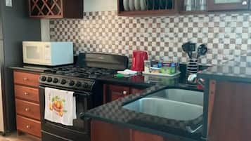 Frigorífico, microondas, horno y placa de cocina