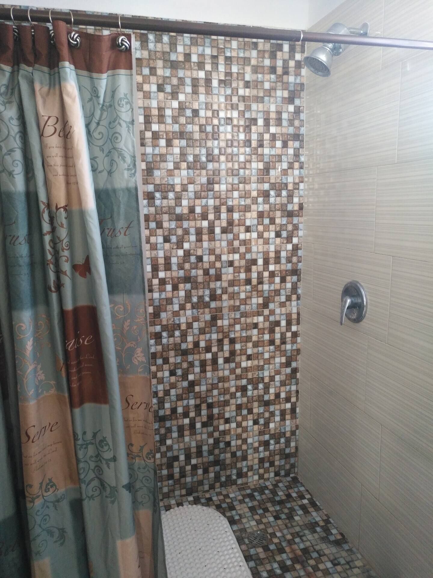Douche, sèche-cheveux, serviettes fournies, savon