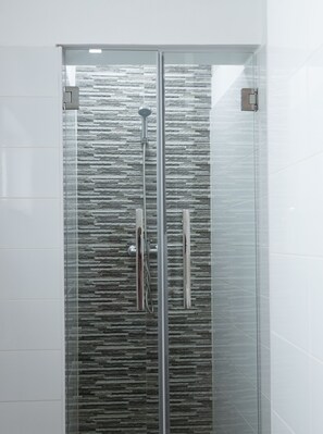 Shower, hair dryer, towels, soap - 2 bdr cozy apt near Praça Center, AC & Fast Wi-Fi (Praia)