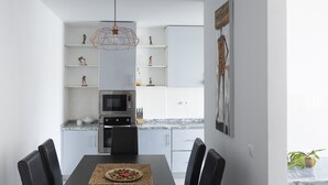Dining - 2 bdr cozy apt near Praça Center, AC & Fast Wi-Fi (Praia)