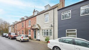 Une rangée de maisons mitoyennes donnant sur une rue.
