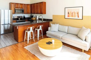 Living area - Sosuite | 2BR Apt w W/D, Gym, On-Site Restaurant (Philadelphia)