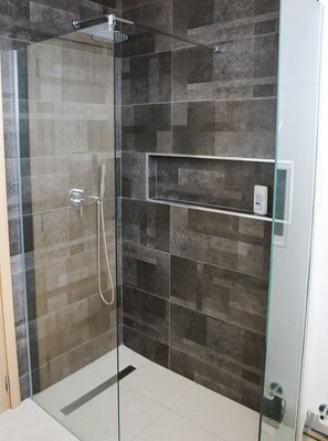 Douche, sèche-cheveux, serviettes fournies, savon
