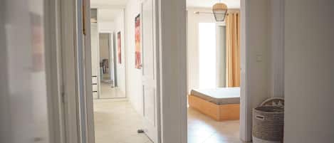 2 habitaciones, tabla de planchar con plancha, internet y ropa de cama