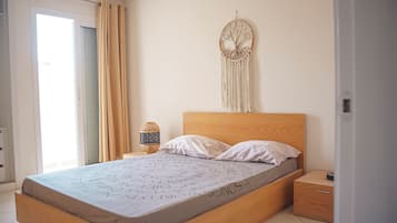 2 bedrooms, iron/ironing board, internet, bed sheets