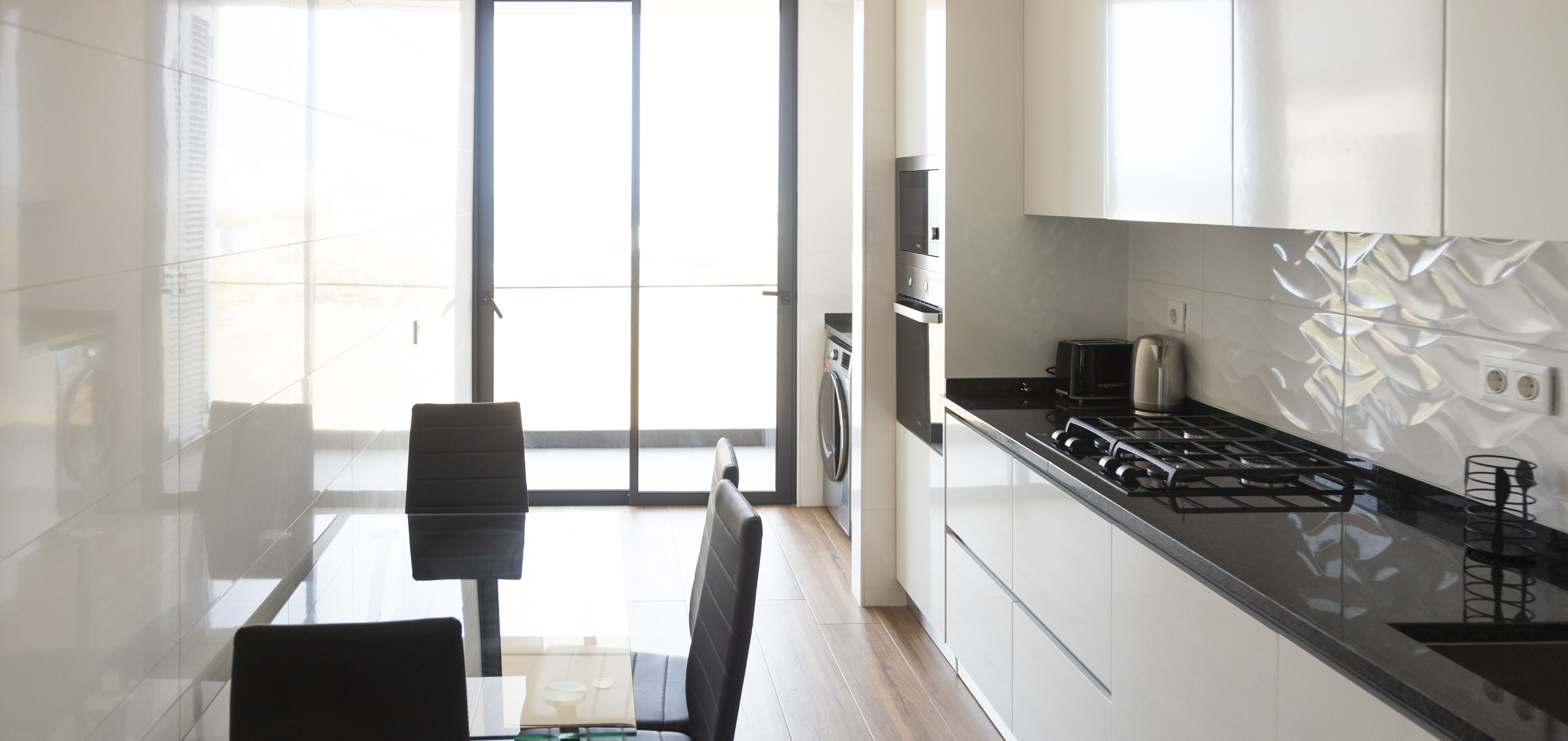 Køleskab, mikrobølgeovn, ovn, kogeplade