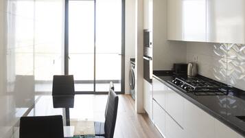 Køleskab, mikrobølgeovn, ovn, kogeplade